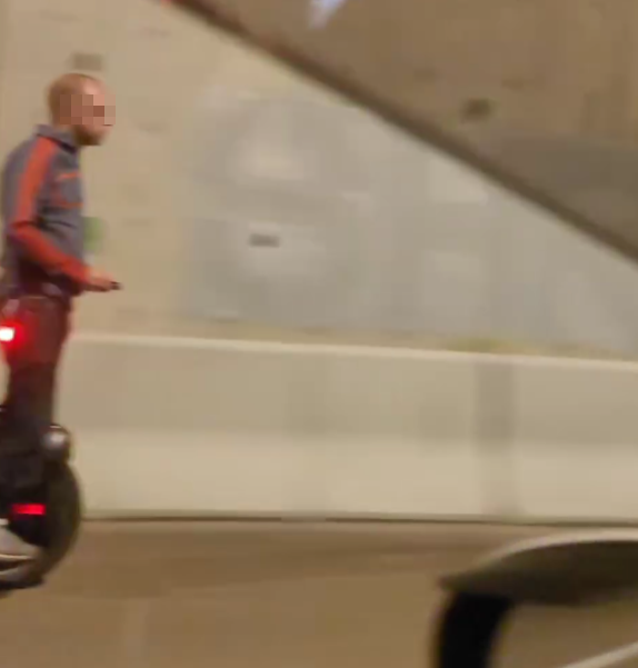 有網民發現一名外籍男子腳踏「風火輪」,公然於屯門公路「任我行」,險象環生。(Threads)