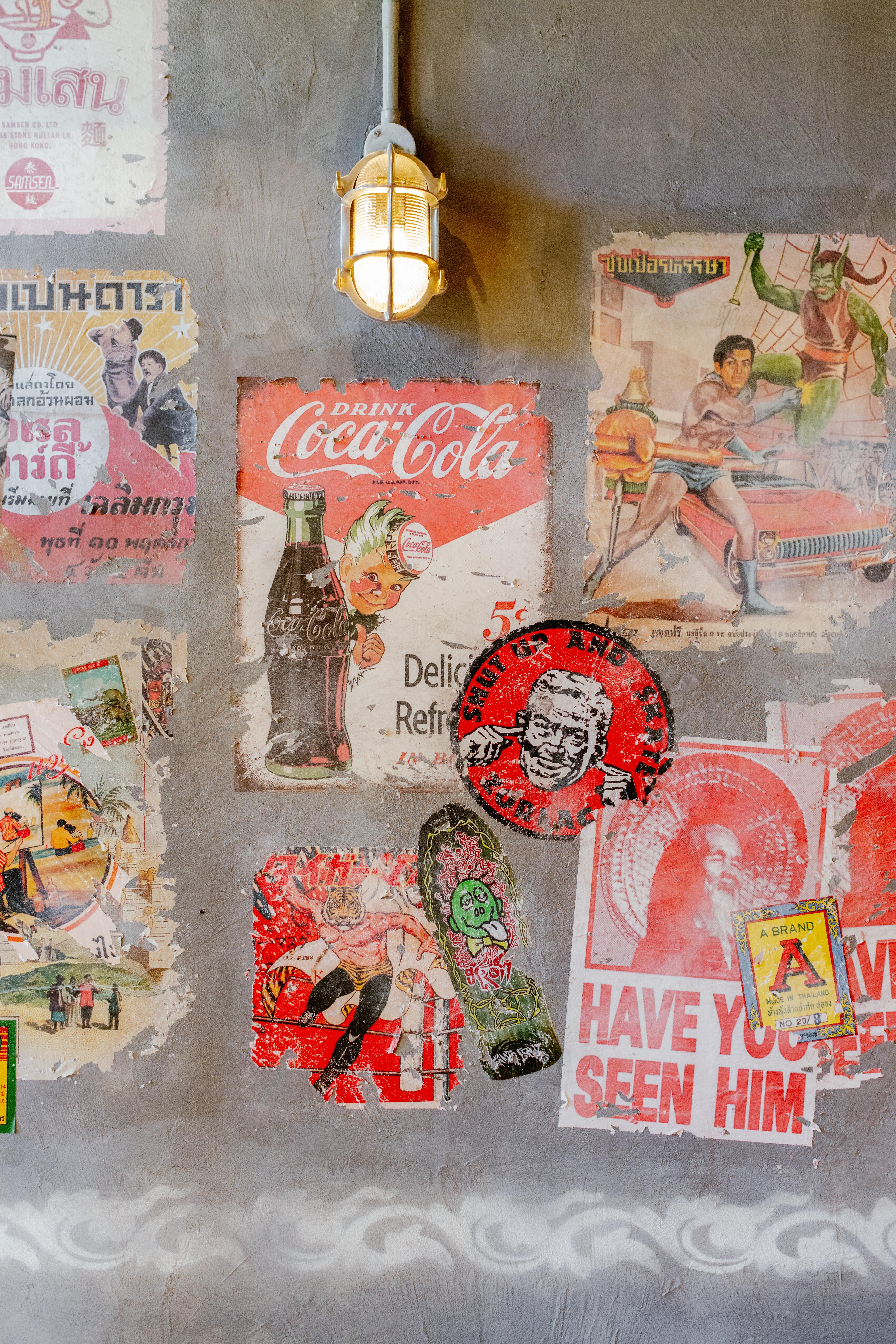 四處都擺放了在曼谷跳蚤市場搜羅的懷舊古物。