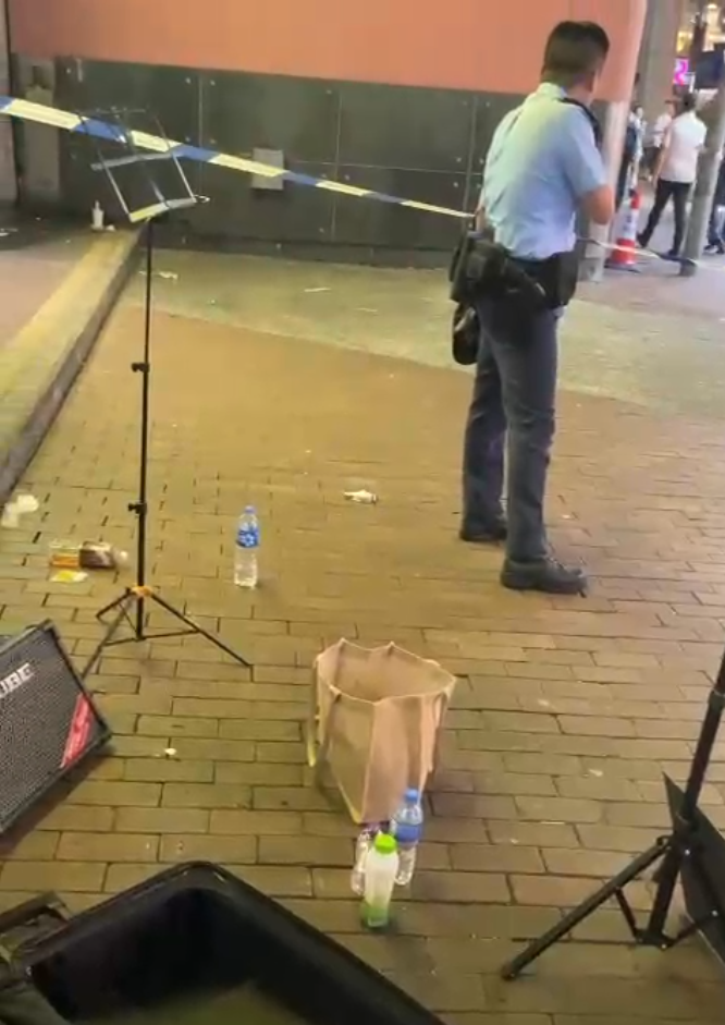 Cyrus 作街頭音樂表演時,有人從高處擲下玻璃樽(Cyrus提供)