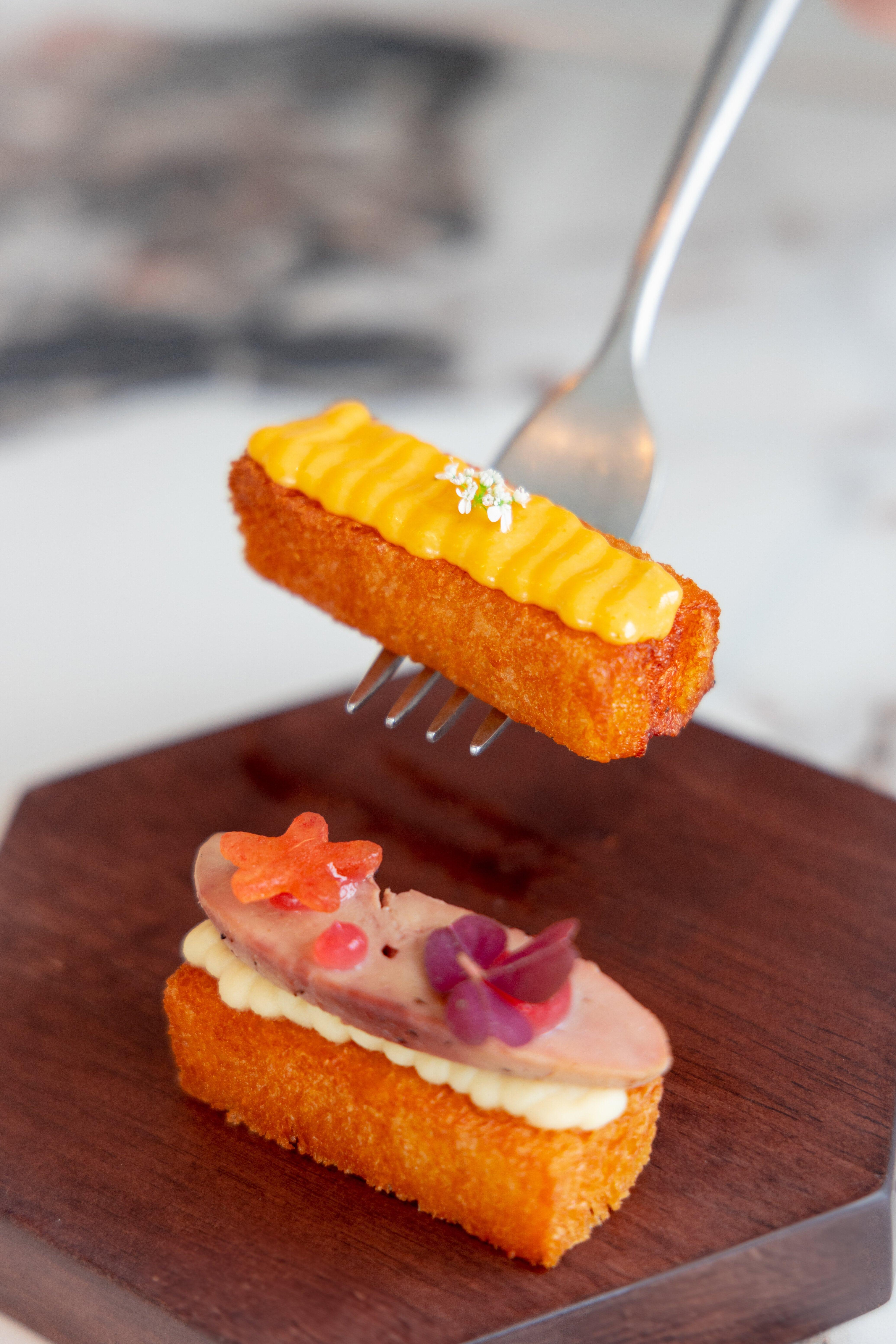 餐前小食:汕頭獅頭鵝肝新彊李子吐司及鹹蛋黃蝦滑吐司