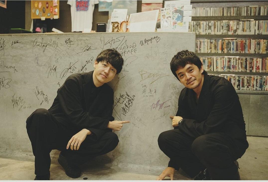 池松壯亮與《溜進我心的陽光》導演奧山大史在百老滙電影中心打卡。(百老滙電影中心IG)百