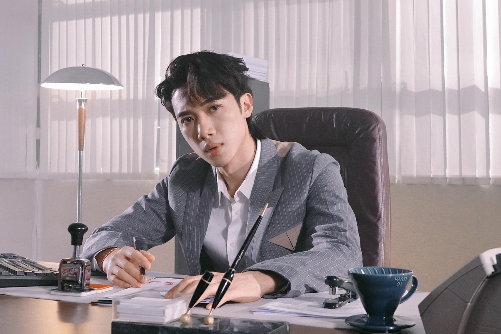 邱士縉Stanley在小組歌《吃腐肉的鷹》MV由保安員變成西裝骨骨的大老闆,展現熟男魅力。