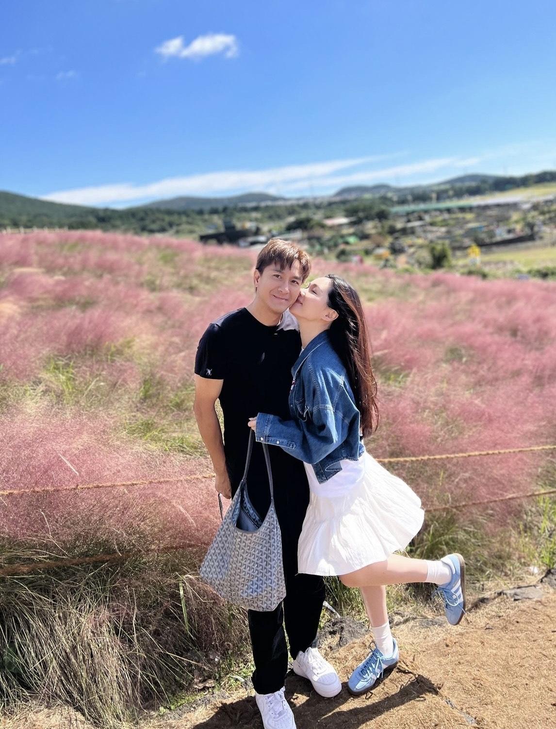 湯洛雯向老公獻吻。