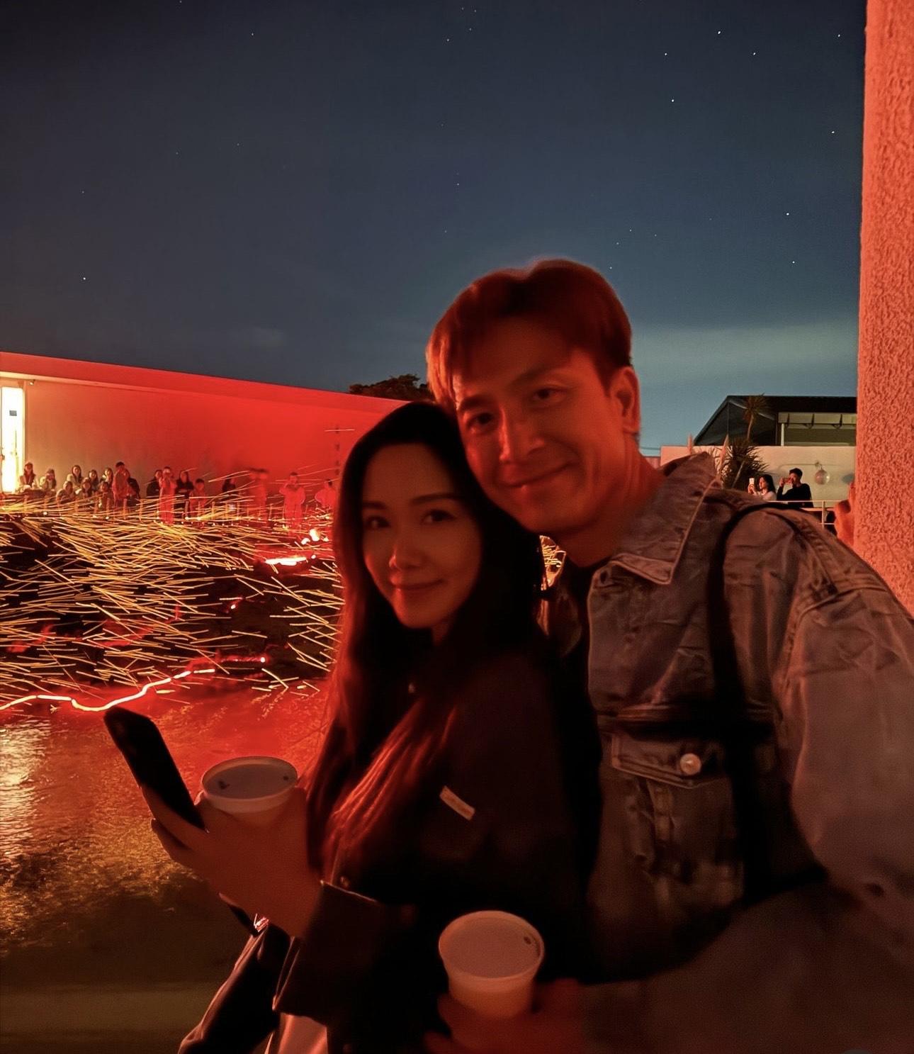 二人每張相都糖黐豆般黐到實,非常甜蜜。