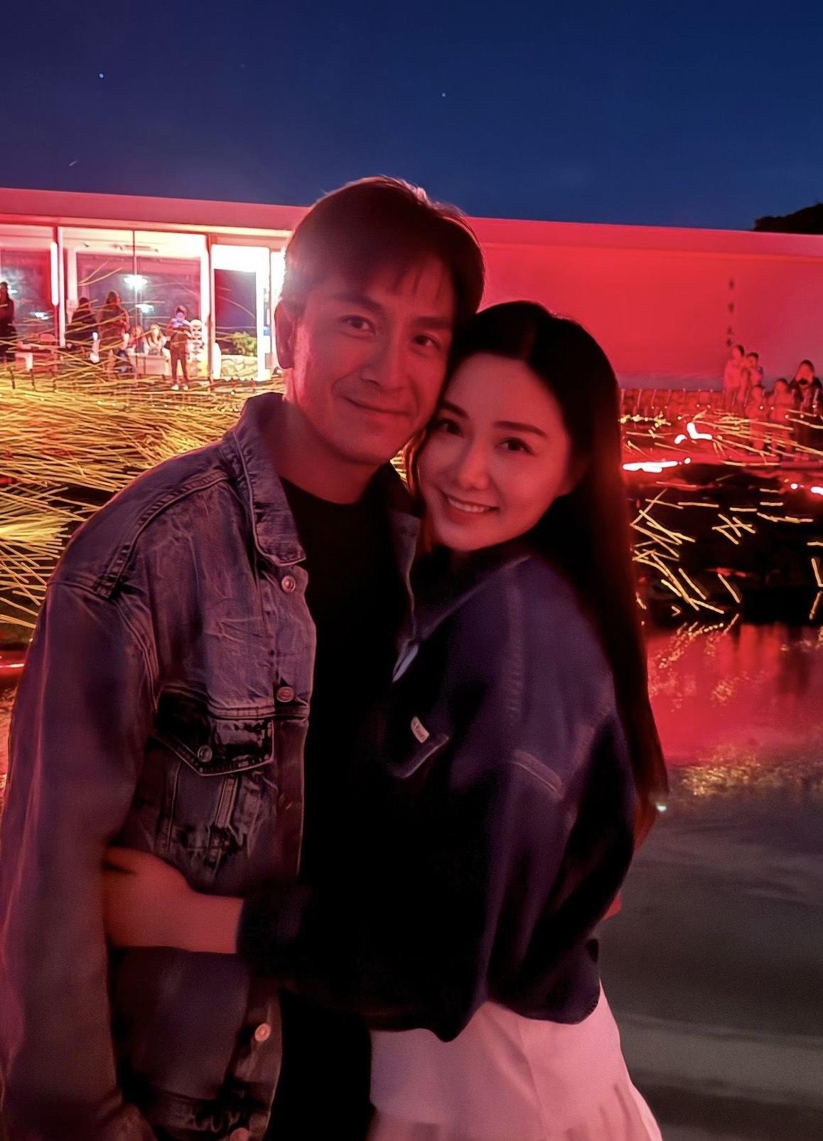 二人每張相都糖黐豆般黐到實,非常甜蜜。