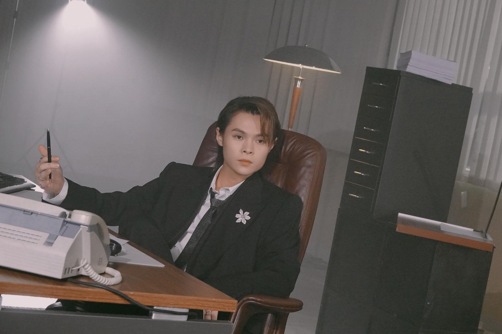 邱傲然Tiger在小組歌《吃腐肉的鷹》MV由清潔工升呢做西裝骨骨的大老闆,charm到爆。