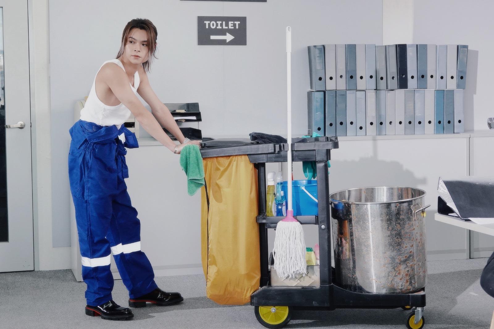 邱傲然Tiger在小組歌《吃腐肉的鷹》MV化身型仔清潔工。