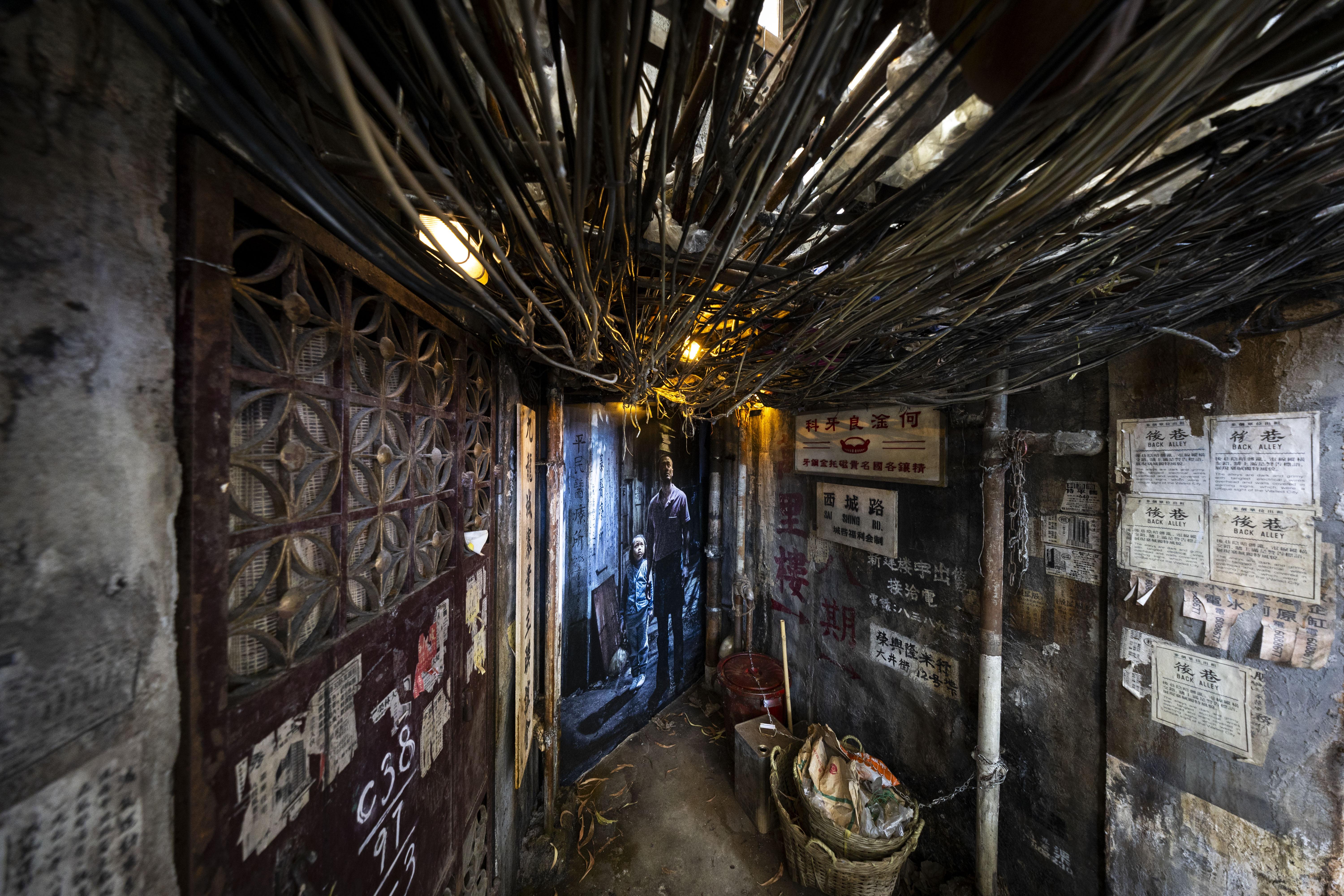 機場《九龍城寨之圍城》 展覽 1:1重現電影場景 (旅發局圖片)