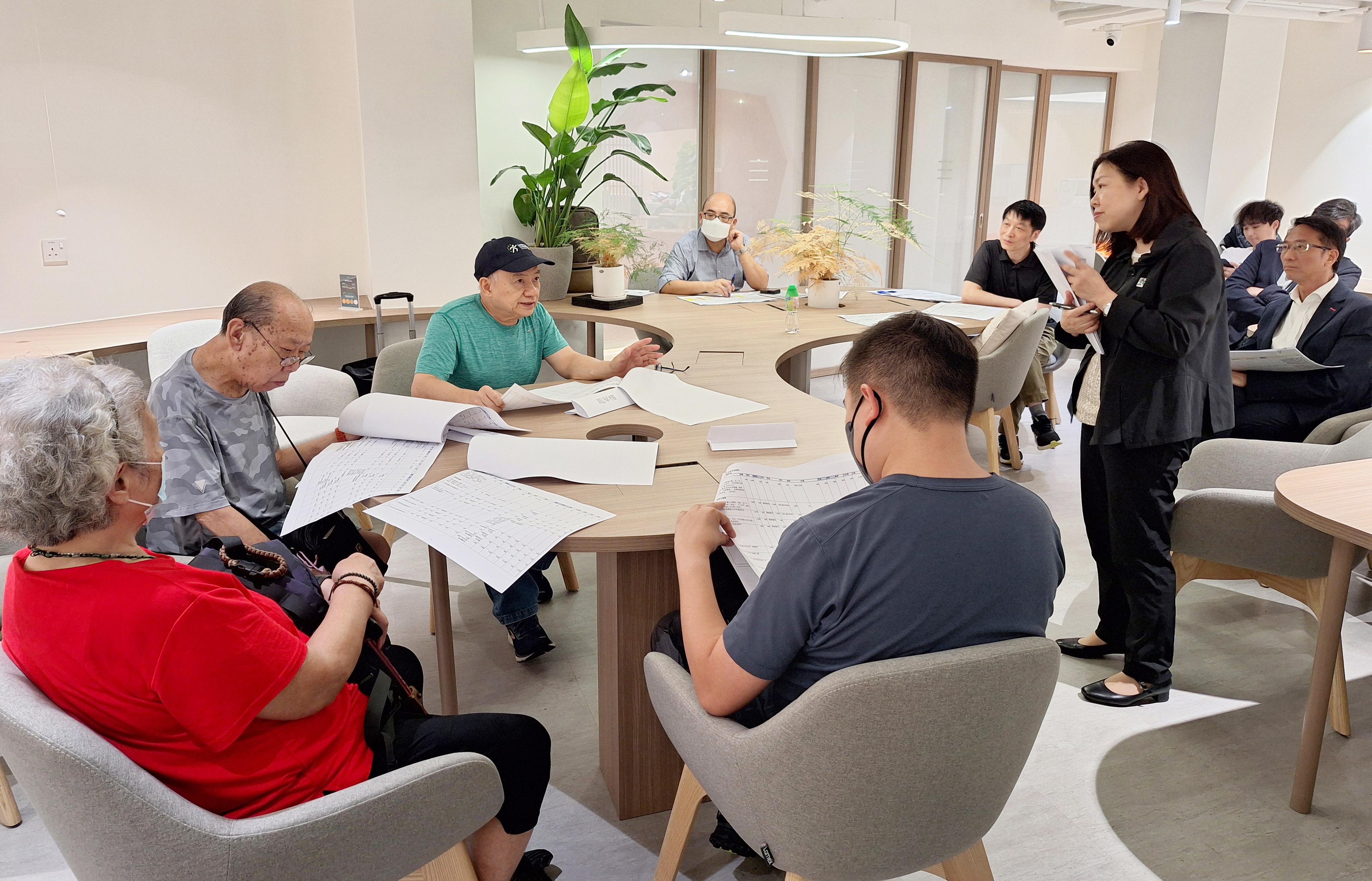 市建局夥拍香港房屋經理學會於「龍城」區試行「聯廈聯管」管理模式。(市建局)