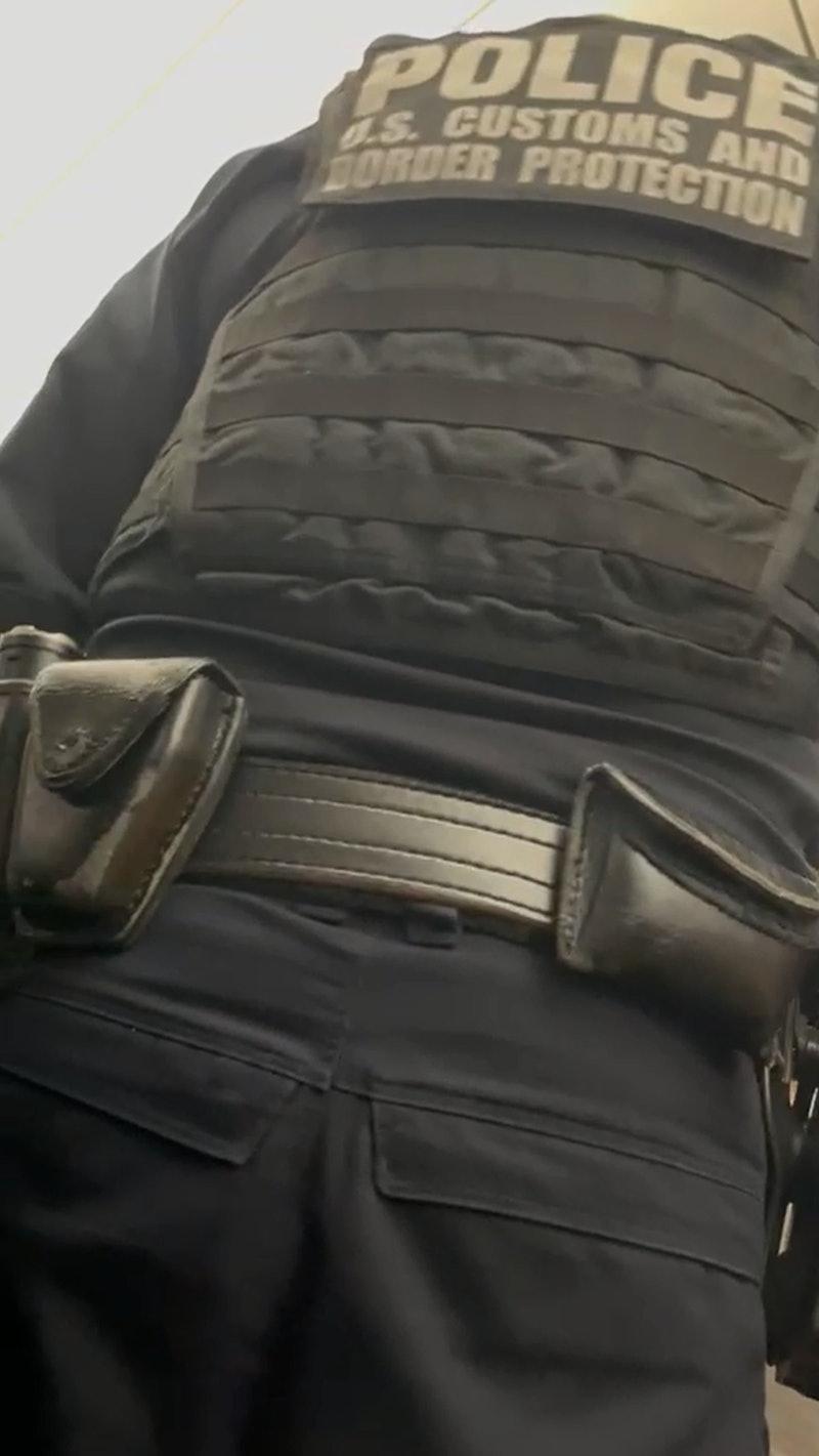 有兩名美國海關及邊境保衛局警察押著老翁離開。(網片截圖)