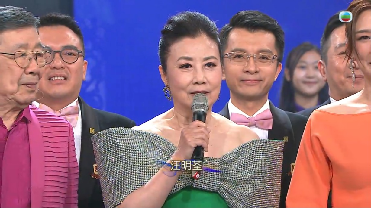 汪明荃發台瘟讀錯仁愛堂變同仁堂,身後其中一名總理面有難色。