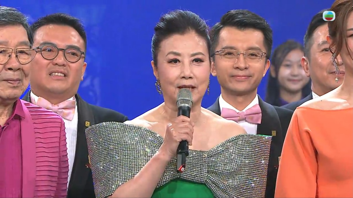 汪明荃發台瘟讀錯仁愛堂變同仁堂,身後其中一名總理面有難色。