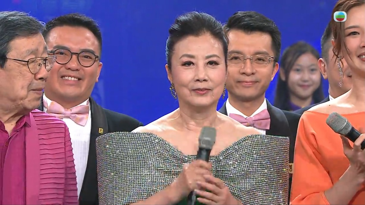 汪明荃發台瘟讀錯仁愛堂變同仁堂,身後其中一名總理面有難色。