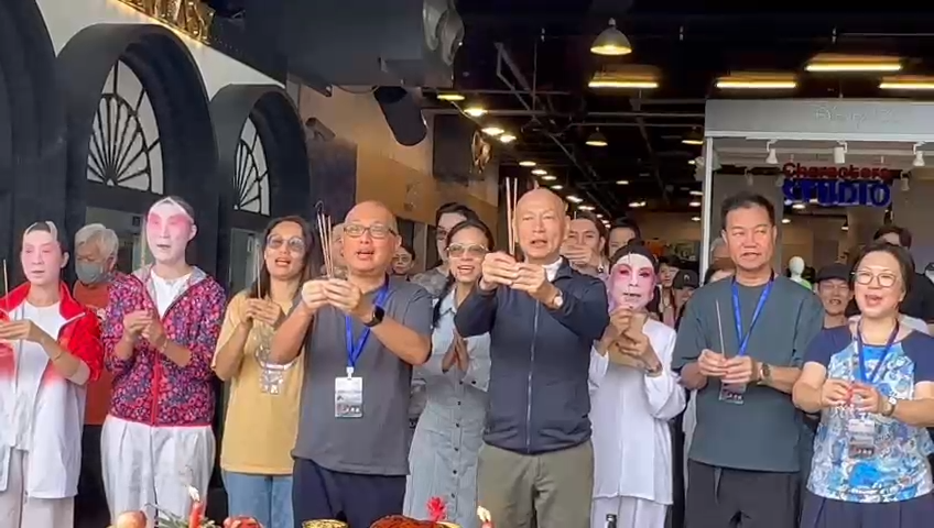 羅家英率領大家拜神,祈求演出順利。