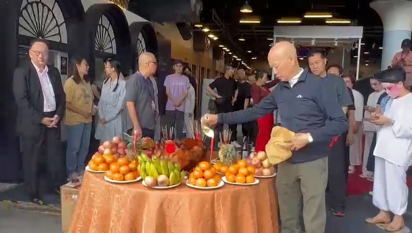 羅家英率領大家拜神,祈求演出順利。