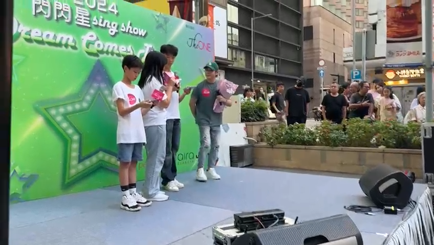 涂家堯應小朋友要求分享感受,姜濤突然被途人認出,於是轉身跑掉。