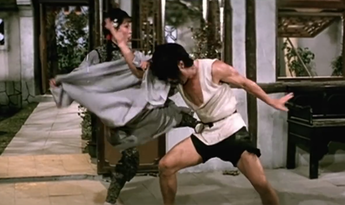 李麗麗曾在《師弟出馬》把成龍踢到飛起。