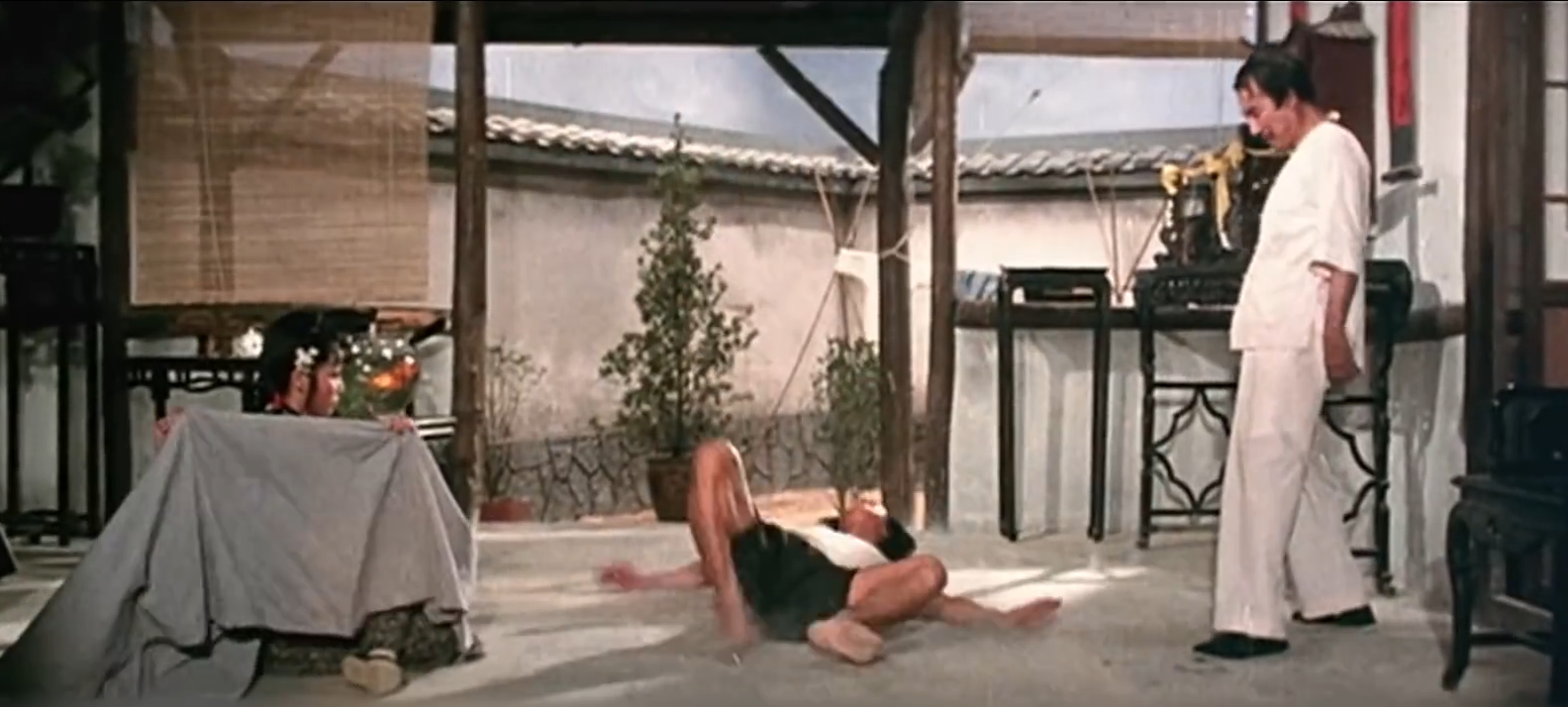 李麗麗曾在《師弟出馬》把成龍踢到飛起。