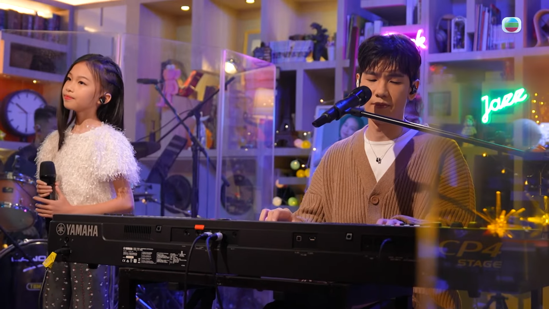 林奕匡與8歲的吳欣彤合唱《高山低谷》。