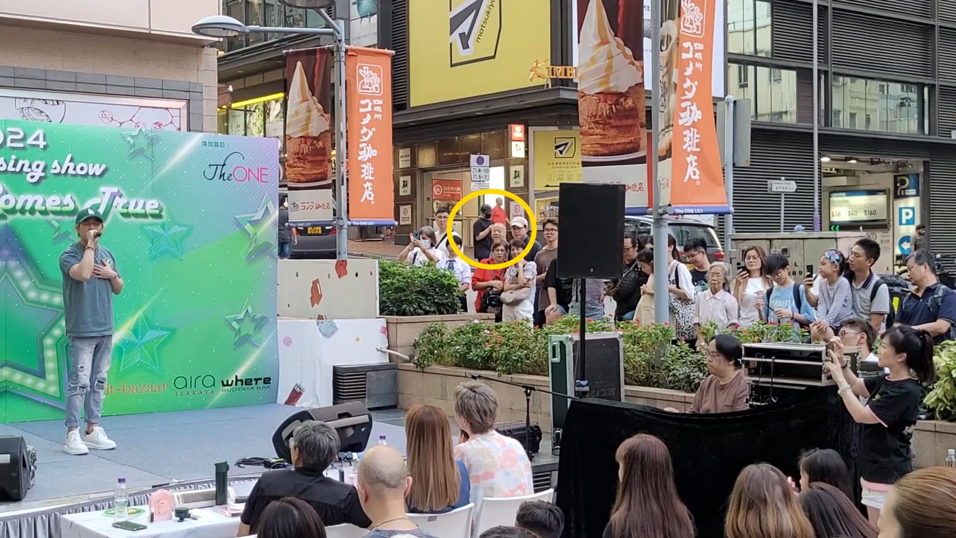 姜濤從金巴利道方向走出來,此時涂家堯在唱《斷點》。