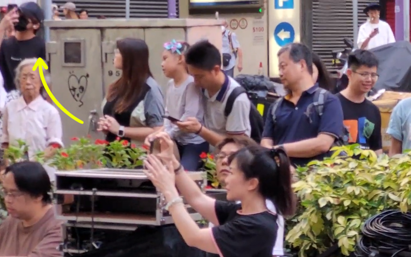 姜濤突然在人群中出現,更將電話朝向涂家堯。