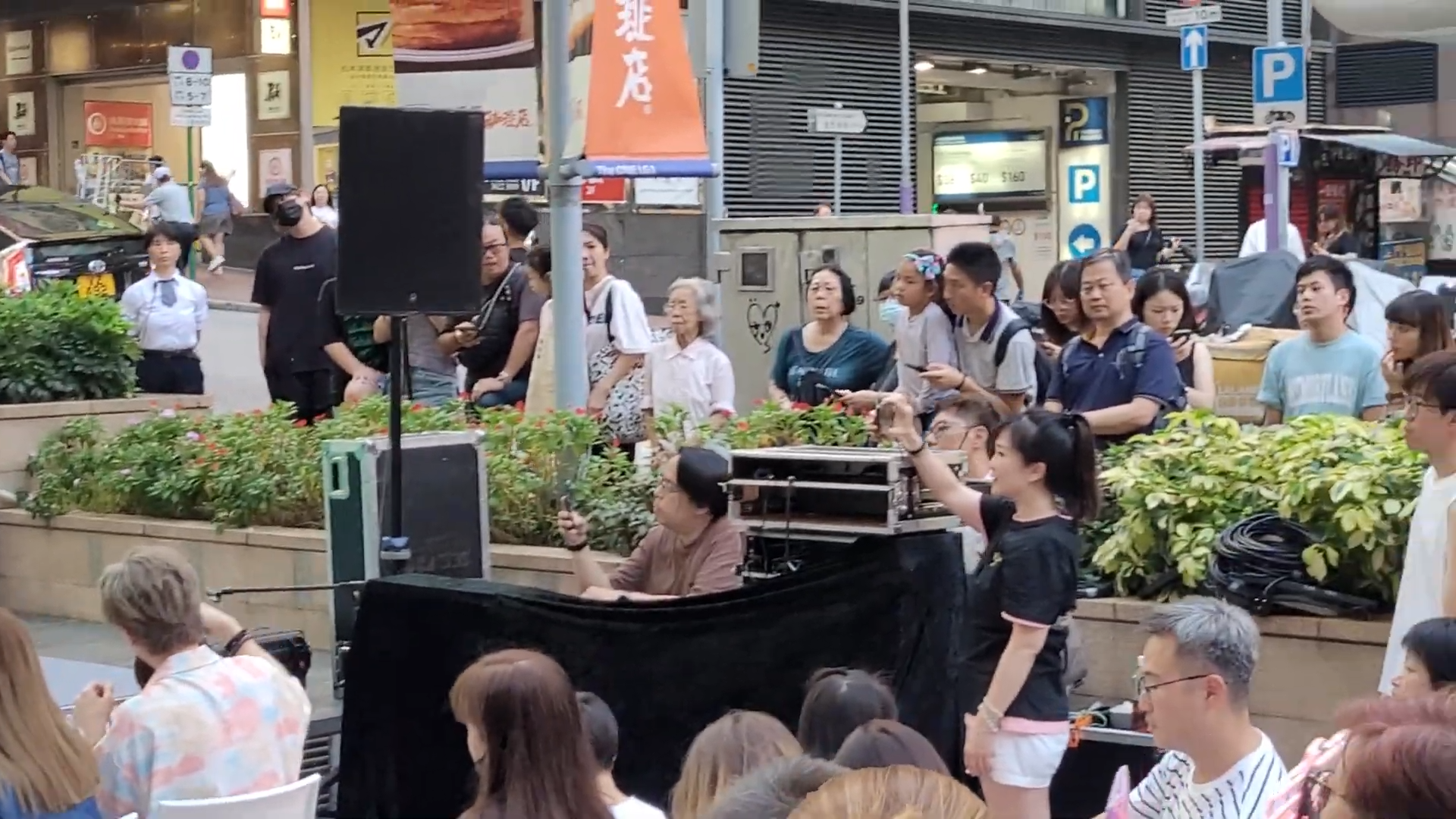 姜濤(黑色口罩者)一度側向右手面,未知道是否頸太痛的原故。