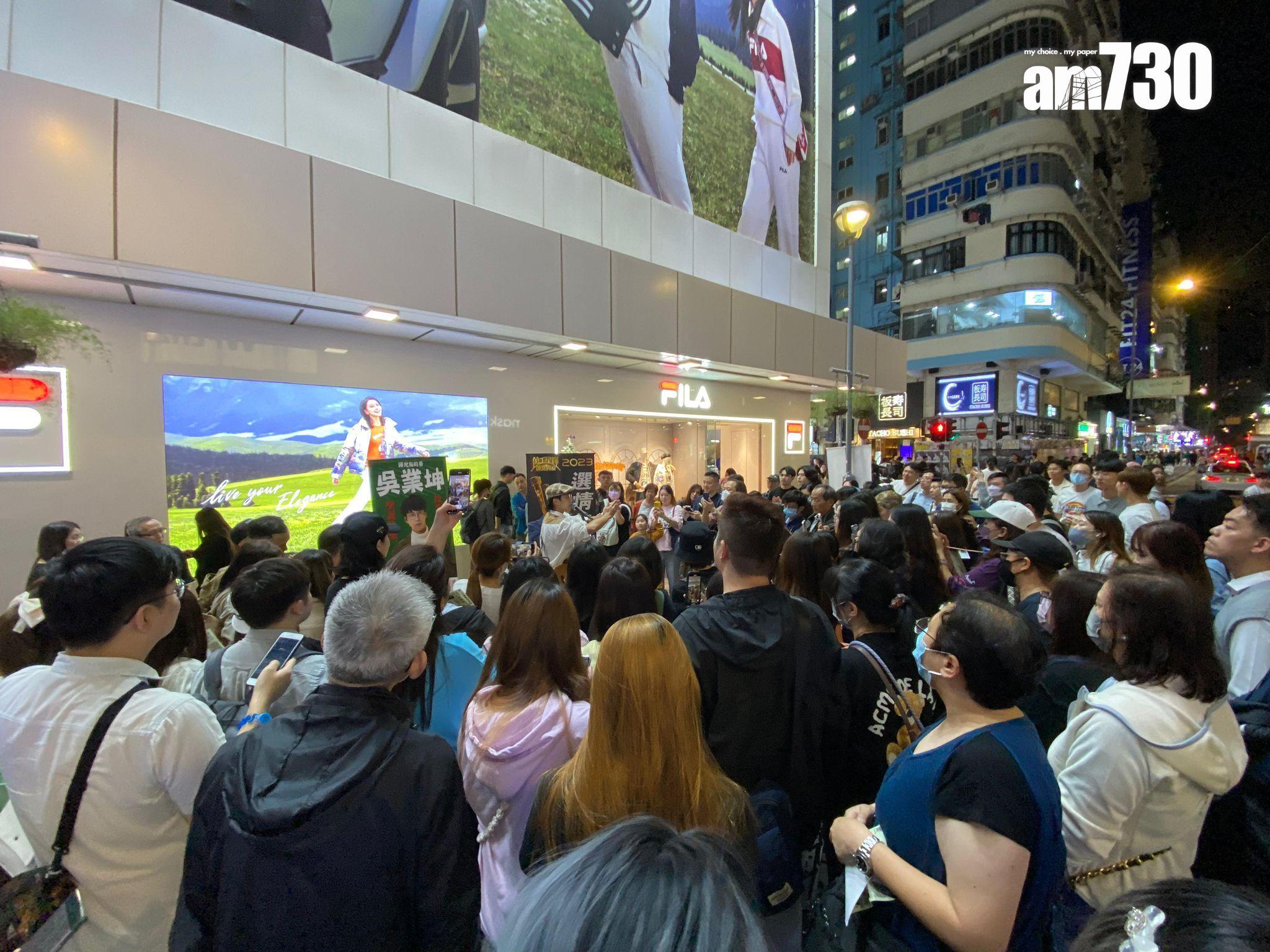 藝人吳業坤曾於旺角街頭表演音樂,引來人潮(資料圖片)