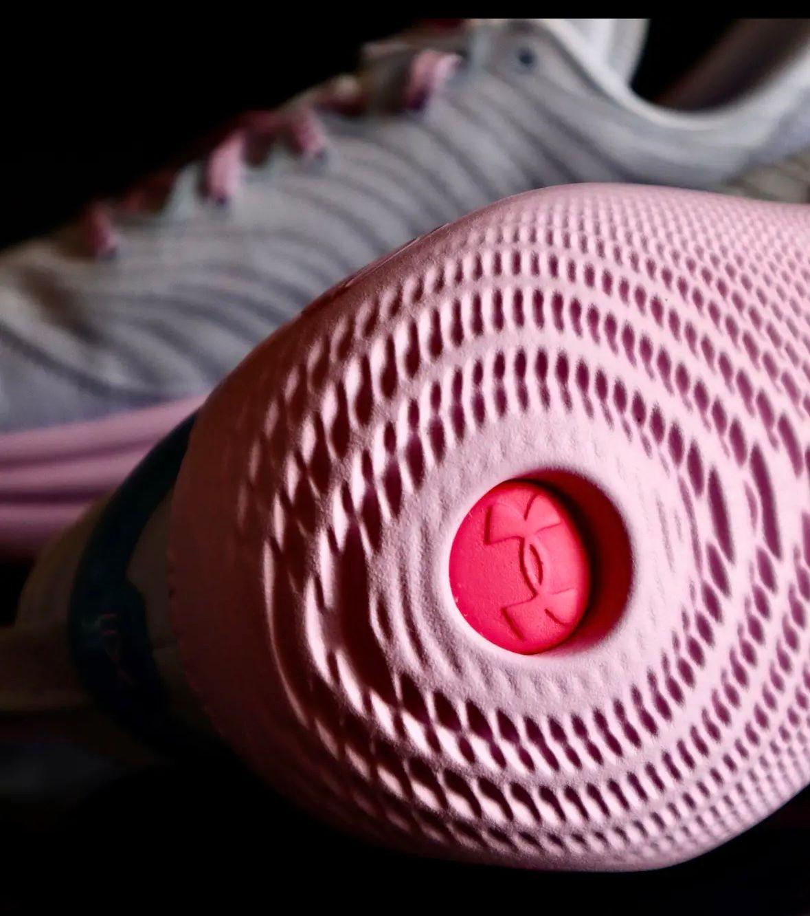 Curry12依然維持低筒鞋型,鞋楦寬容度十分高。