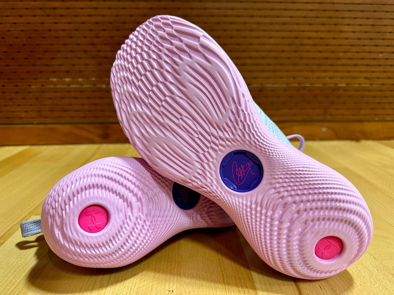 Curry12變向側蹬地發力時也確保球鞋不會外翻。