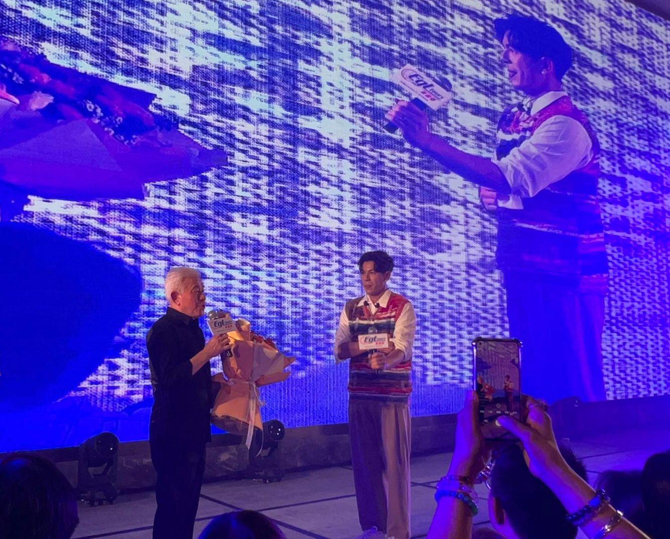 東瀛遊執行董事𧝁國全與古淖文與團友互動。