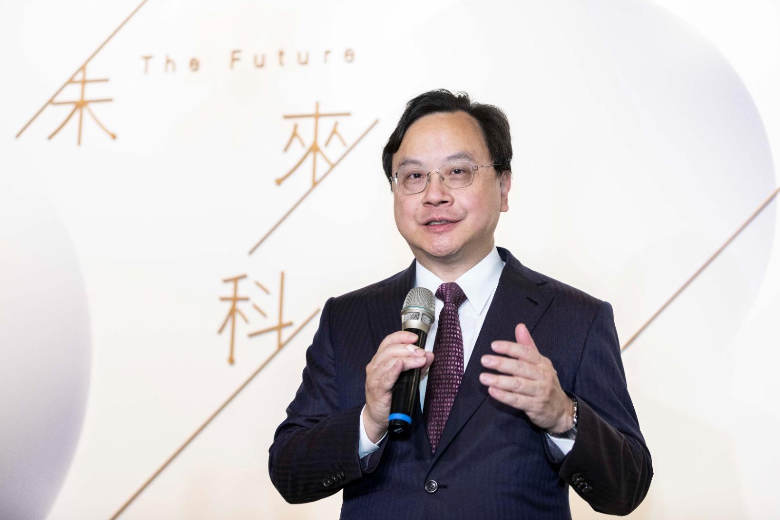 盧煜明教授相信展覽有助培育年輕一代對科研的興趣。(未來科學大獎圖片)