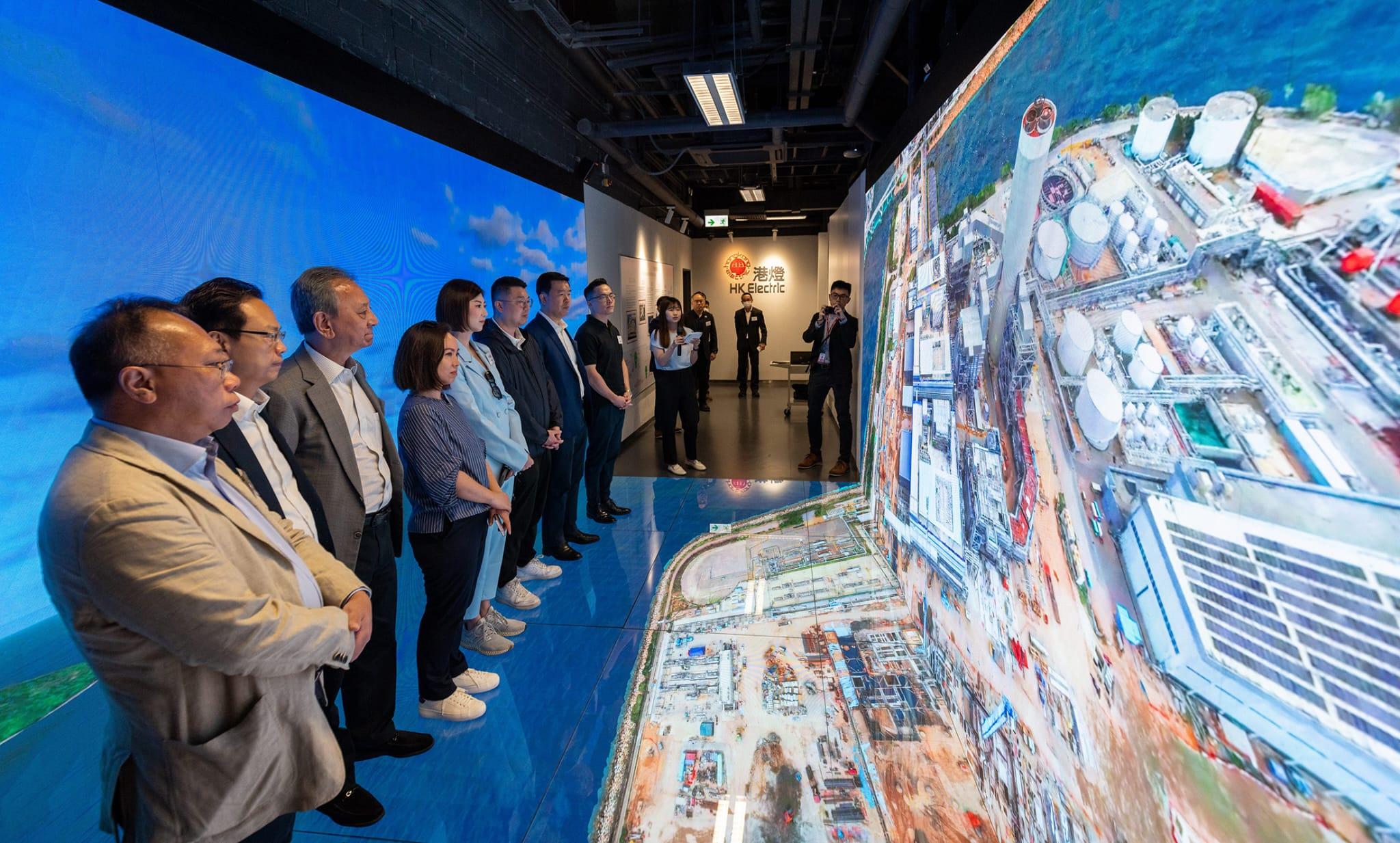 議員透過沉浸式虛擬實境洞穴系統,了解海上液化天然氣接收站的運作。(港燈圖片)