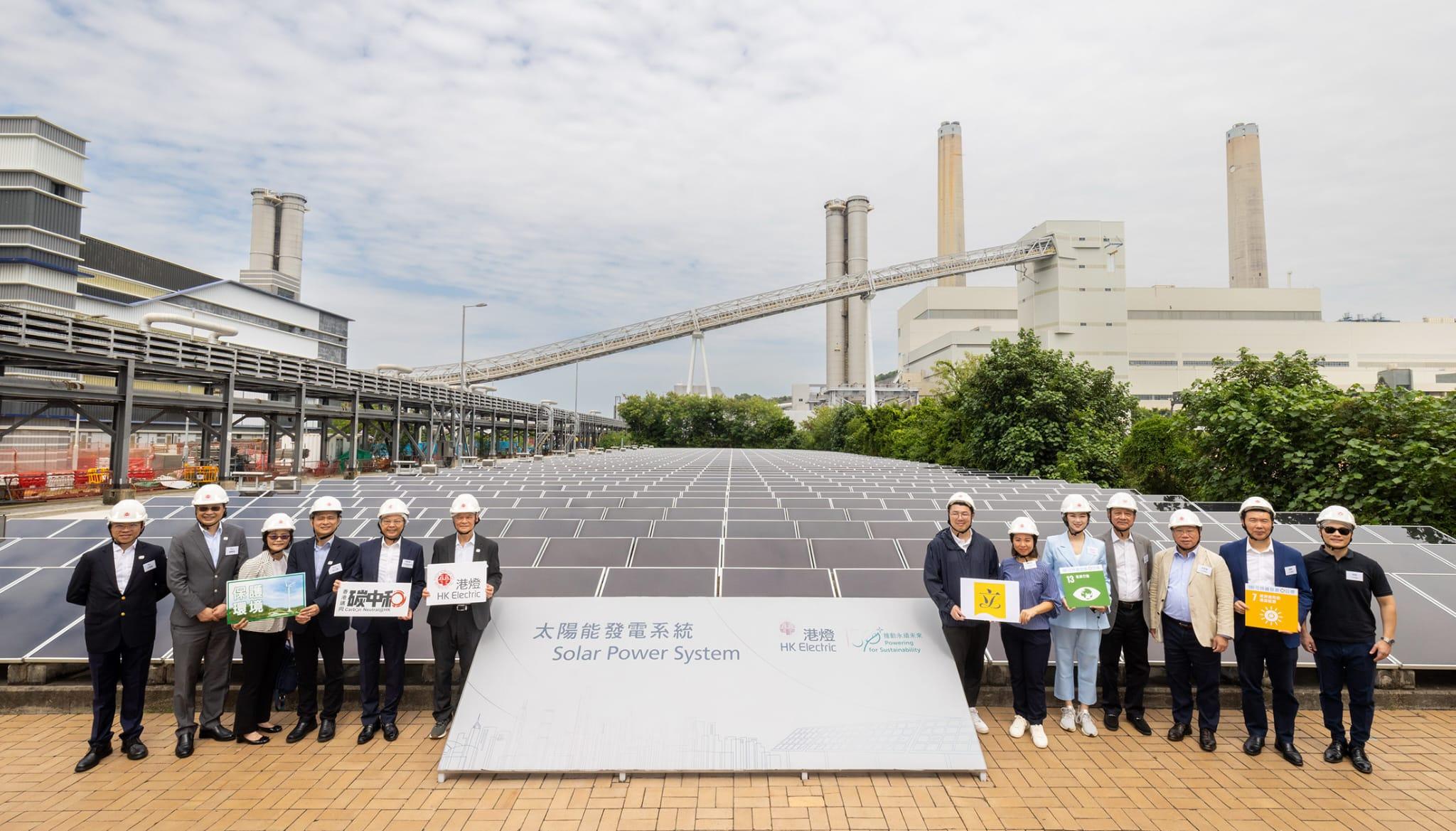議員參觀港燈南丫發電廠的太陽能發電系統。(港燈圖片)
