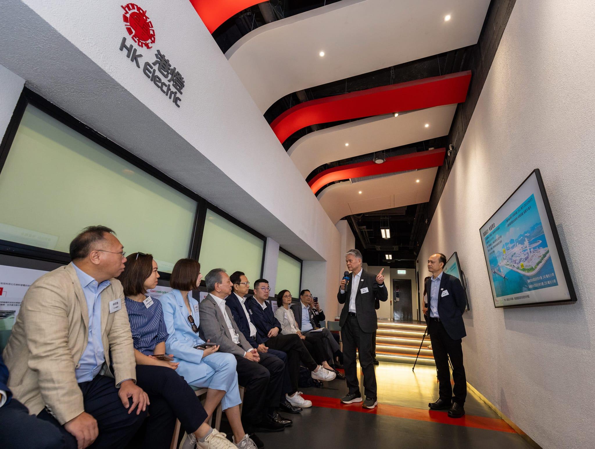 鄭祖瀛及港燈管理層向議員講解公司為減碳和應對極端天氣挑戰所採取的措施。(港燈圖片)