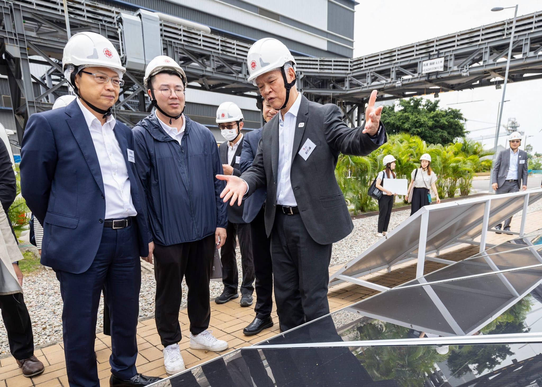 議員參觀港燈南丫發電廠的太陽能發電系統。(港燈圖片)