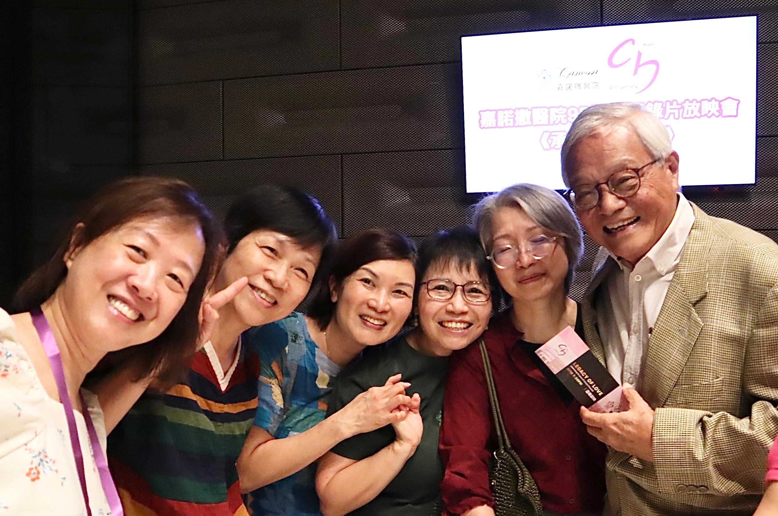 前醫院院長梁雅達醫生(右)與一眾同事合照