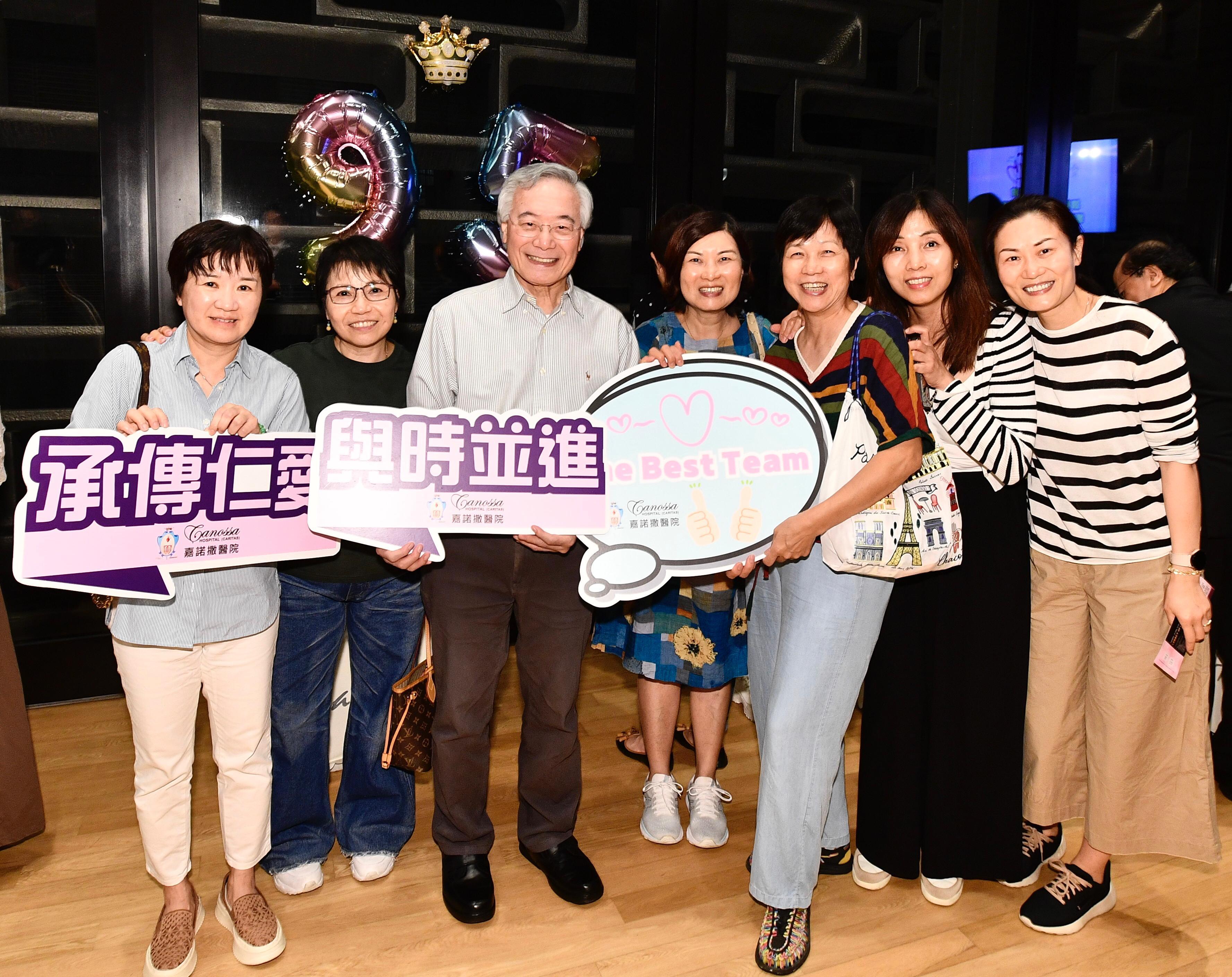 婦產科何永超醫生(左3)與同事合照