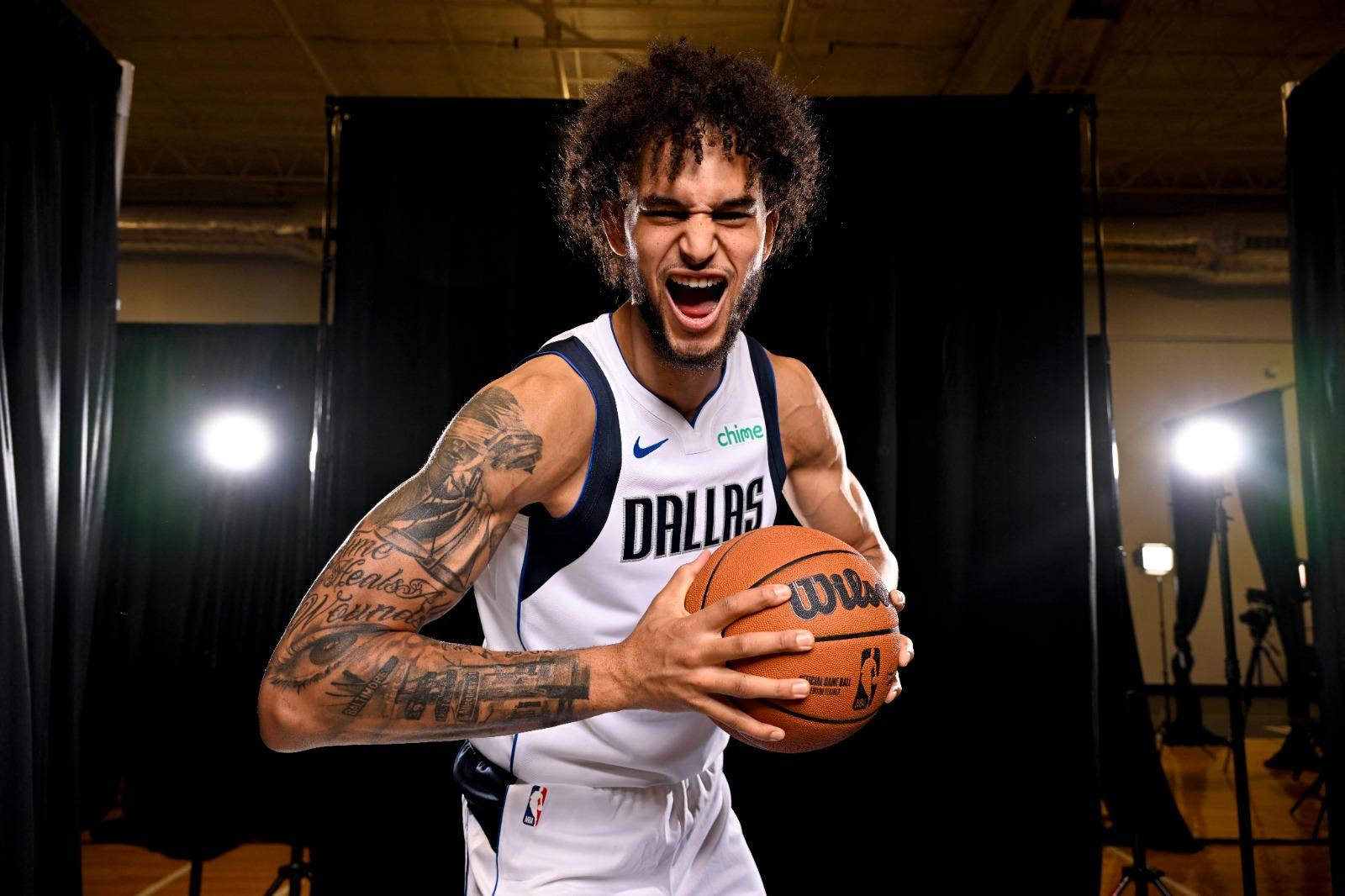 獨行俠中鋒拉夫利在休季苦練三分球,或增添得分能力。