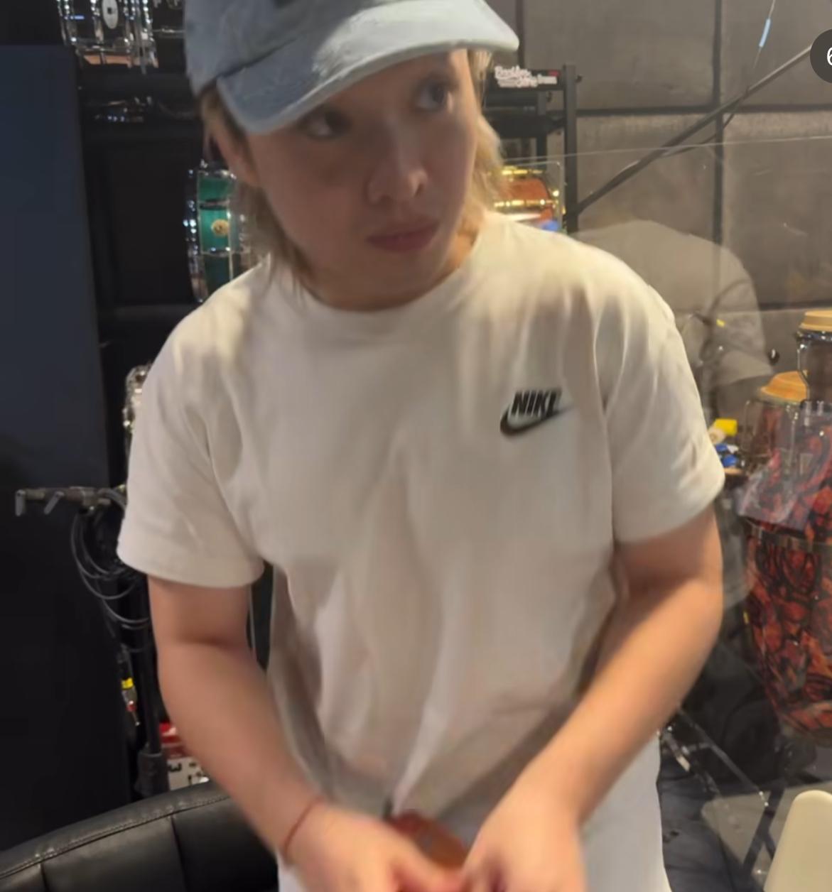 Winka在開騷前幾乎失聲,感激Jer給予開聲藥。