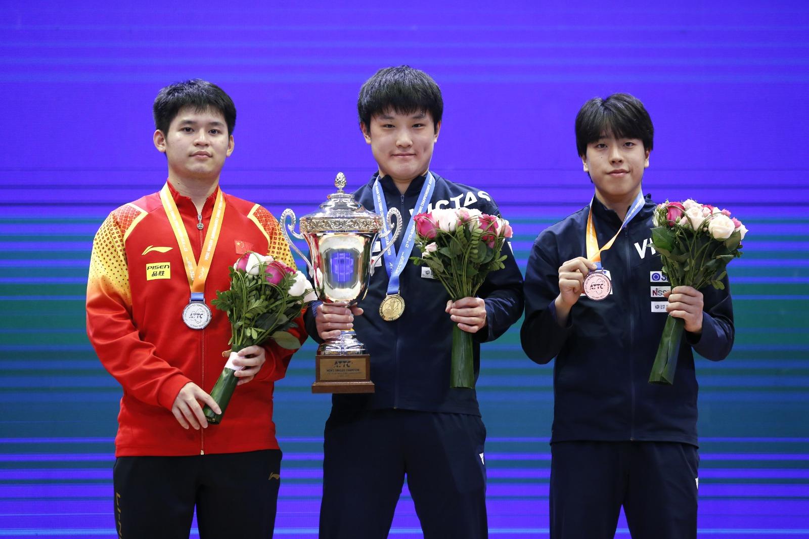 乒乓亞錦賽|男單冠軍日本選手張本智和(中),亞軍中國選手林詩棟(左)和季軍日本選手篠塚大登在頒獎儀式上。(新華社)