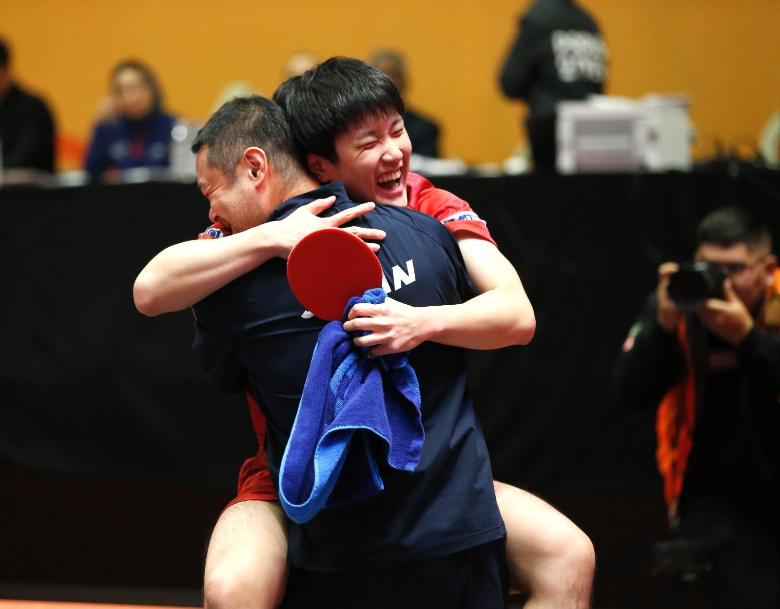 乒乓亞錦賽|男單冠軍日本選手張本智和與教練相擁。(新華社)