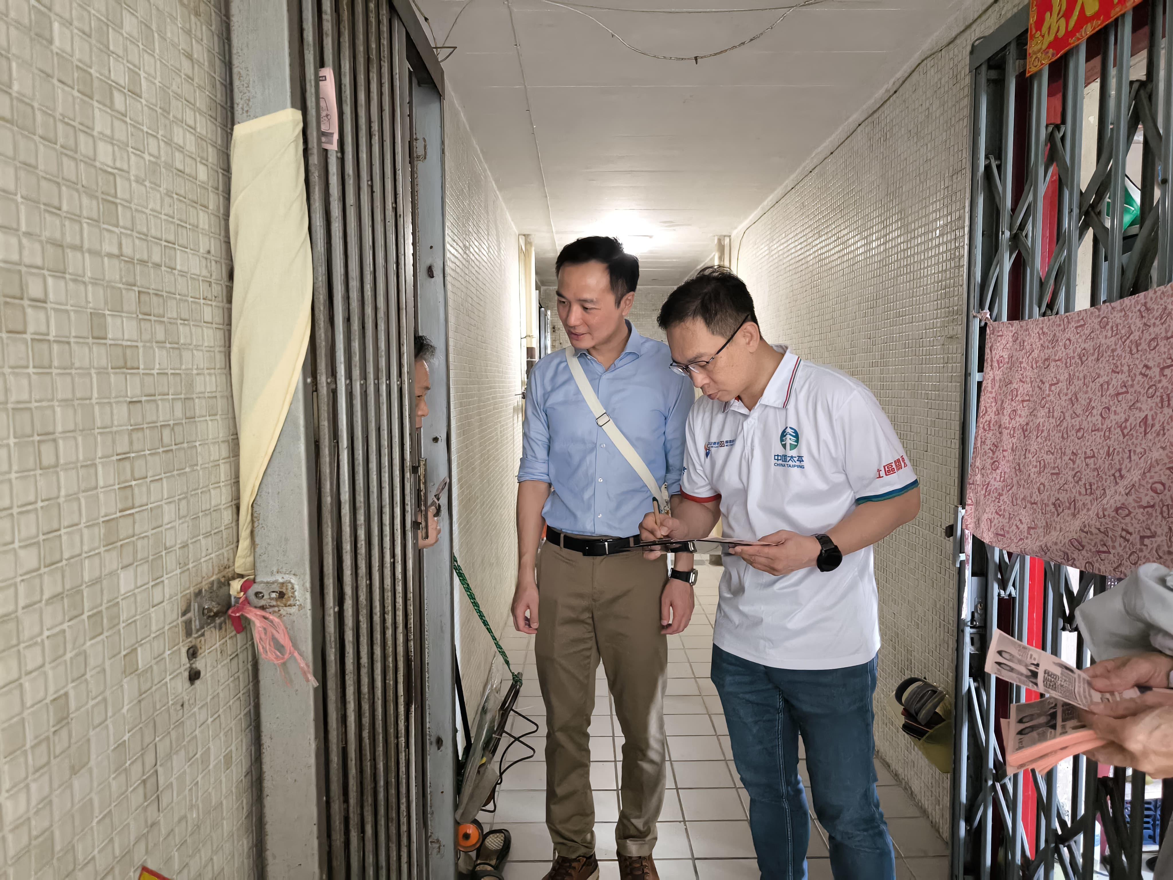 余邵倫(左)期望未來可召集更多人手參與調查。(受訪者提供)