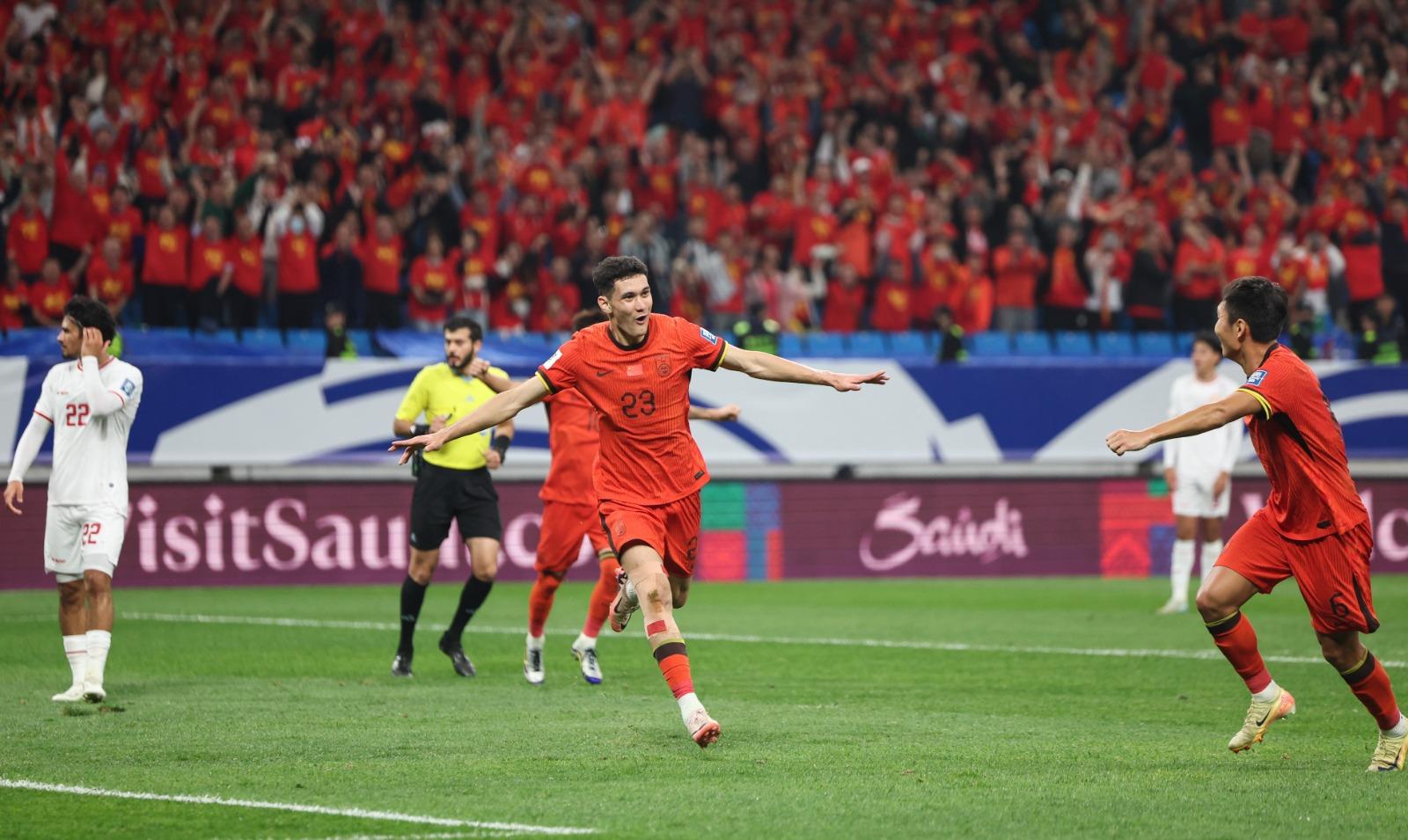 世界盃外圍賽|中國上半場拜合拉木及張玉寧先後入球,半場領前2︰0。(新華社)