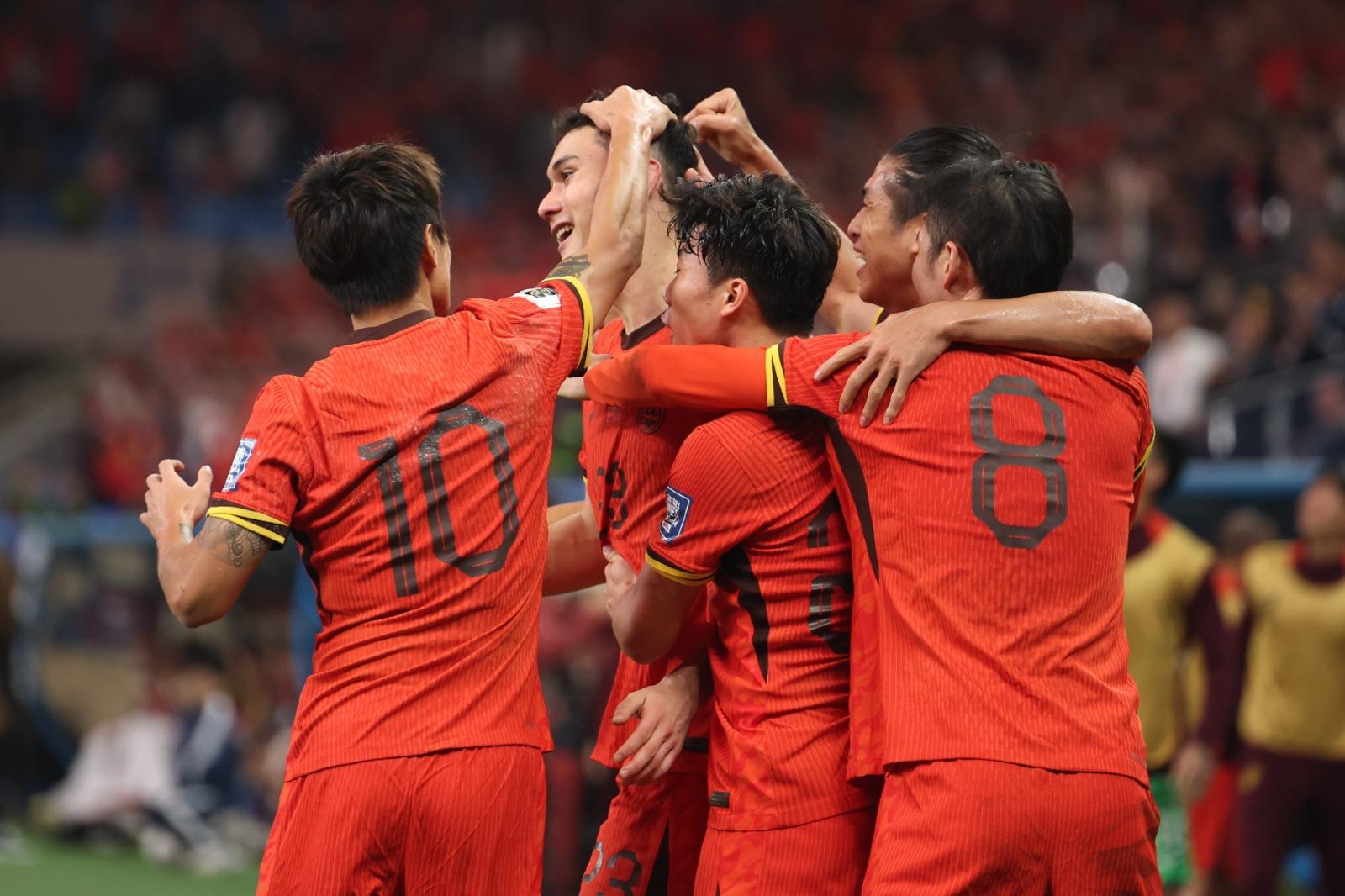 世界盃外圍賽|中國上半場拜合拉木及張玉寧先後入球,半場領前2︰0。(新華社)