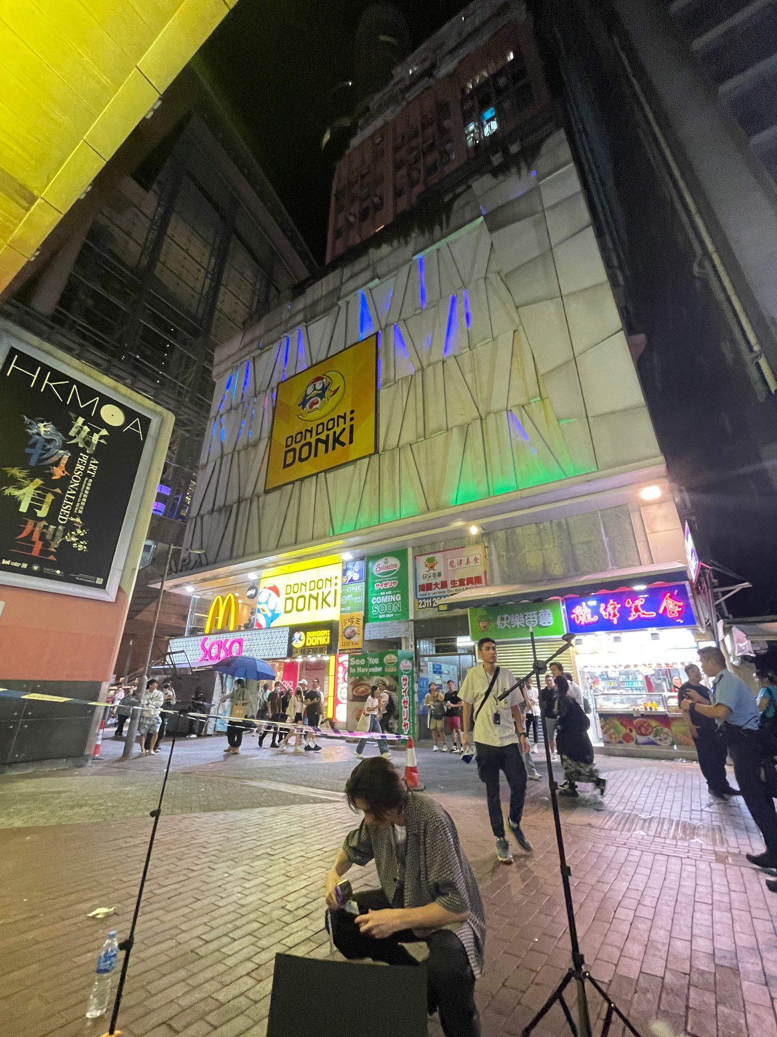 Cyrus 作街頭音樂表演時,有人從高處擲下玻璃樽(Cyrus提供)