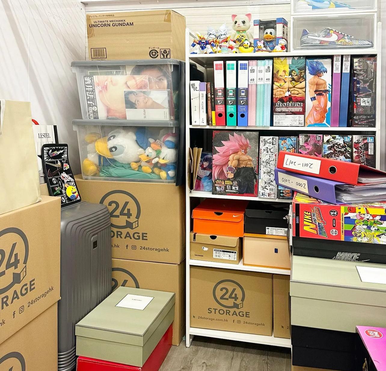 馬明於社交平台上載收拾一批玩具、寫真集等物品到迷你倉的相片。