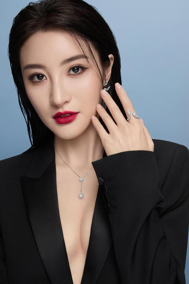 林夏薇谷出湯碗胸sell自家鑽石品牌Flourishan。