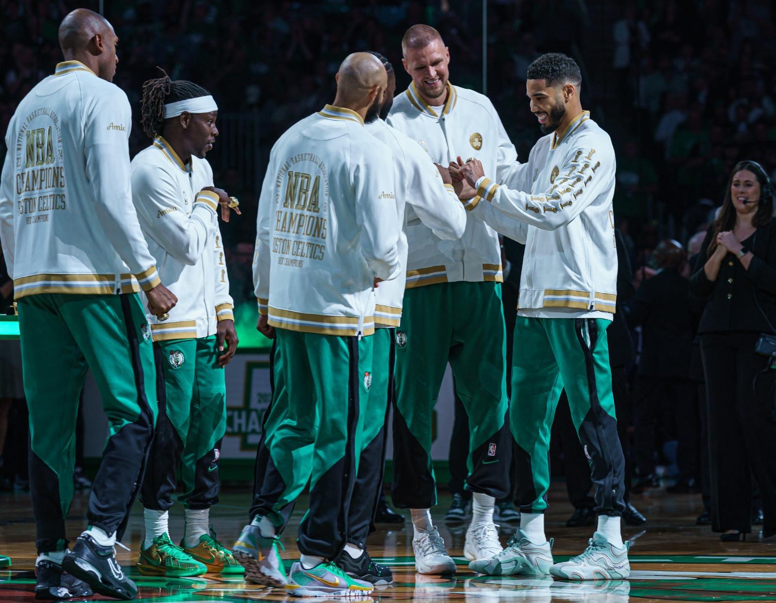 塞爾特人的NBA冠軍指環,18顆祖母綠切割鑽石代表塞爾特人隊奪得18次冠軍。(美聯社)