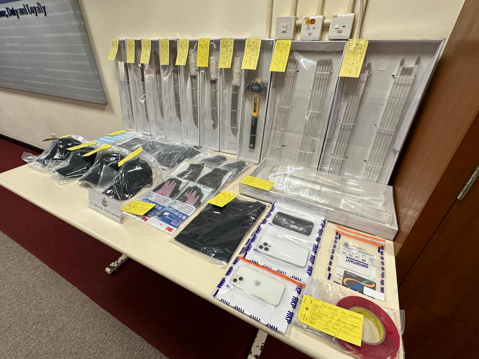 警方昨日截查一輛七人車,檢大批攻擊性武器,一名男子涉嫌「藏有攻擊性武器」被捕。