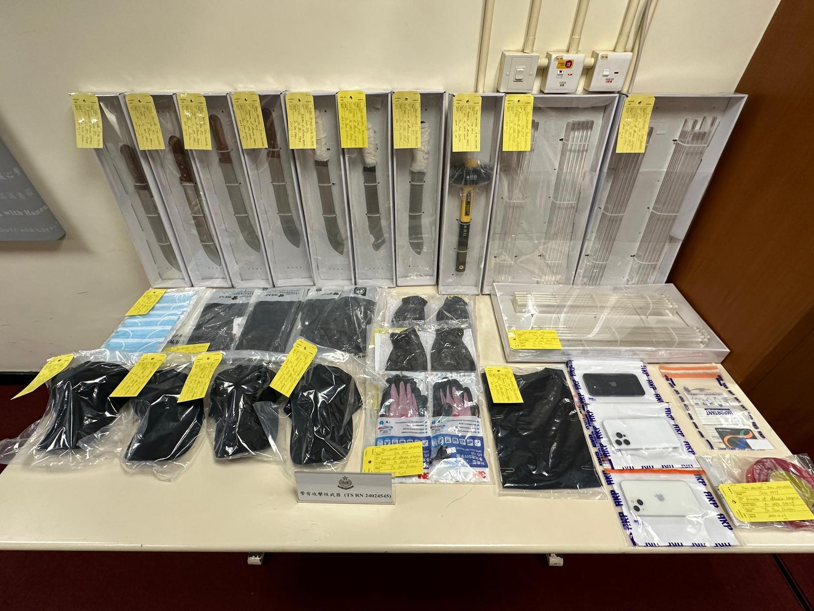 警方昨日截查一輛七人車,檢大批攻擊性武器,一名男子涉嫌「藏有攻擊性武器」被捕。